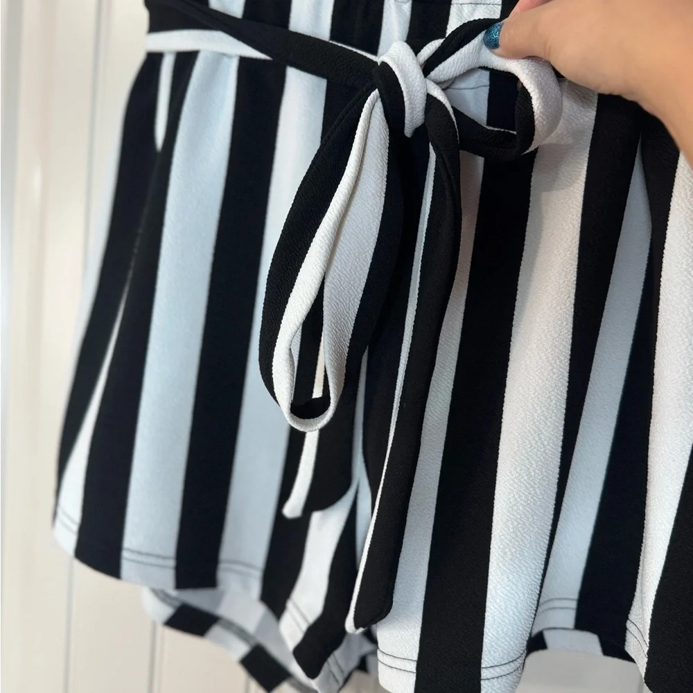 3/for $15 🍒 SHEIN High Waist Striped Black, White Shorts (Women’s Size Medium)